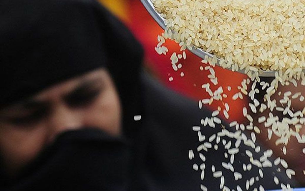 Бангладеш, Дакка. Жінка стоїть у черзі на отримання рису в Дацці. У Бангладеш більше мільйона найбідніших громадян безкоштовно отримують рис. Ці заходи мають пом&#039;якшити наслідки різкого зростання цін на продукти. / © AFP