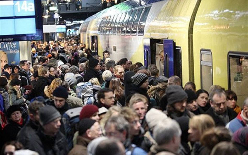Німеччина, Гамбург. Натовп пасажирів намагається потрапити на потяг на залізничній станції у Гамбурзі. В Європі утримуються складні погодні умови, які ускладнюють транспортний рух в багатьох частинах Європи. / © AFP