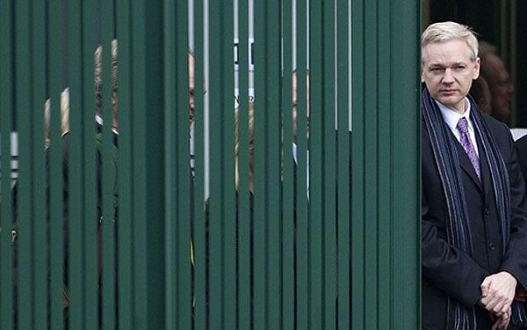 Великобританія, Лондон. Засновник "WikiLeaks" Джуліан Ассанж залишає будівлю мирового суду Белмарш на південному сході Лондона. 24 лютого суддя має винести рішення, чи відбудеться екстрадиція Ассанжа до Швеції. / © AFP