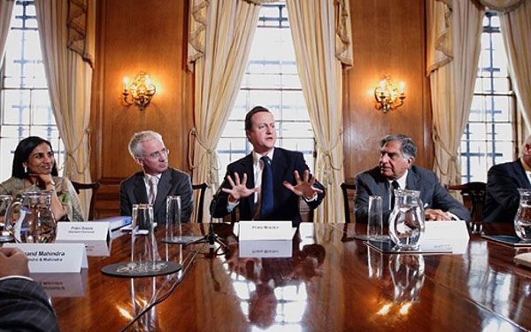Великобританія, Лондон. Прем&#039;єр-міністр Великобританії Девід Кемерон жестикулює під час засідання Форуму генеральних директорів "Великобританія-Індія" на Даунінг-стріт у Лондоні. / © AFP