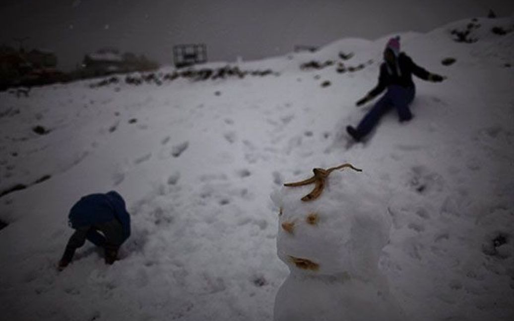 Ізраїль, Массад. Ізраїльські діти ліплять сніговика на Голанських висотах. / © AFP