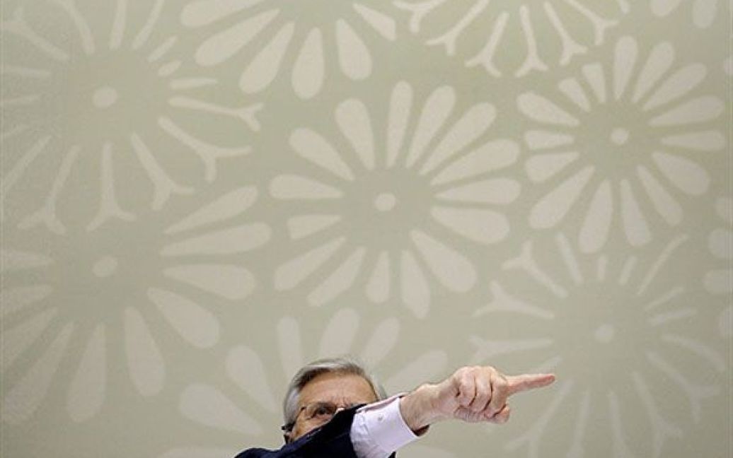 Швейцарія, Базель. Голова Європейського центрального банку Жан-Клод Тріше жестикулює під час прес-конференції після зустрічі представників провідних центральних банків у Базелі. / © AFP
