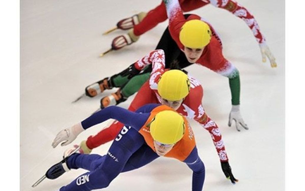 Німеччина, Дрезден. Ковзаняри змагаються у фіналі на 1000 м серед жінок на Кубку світу з шорт-треку. / © AFP