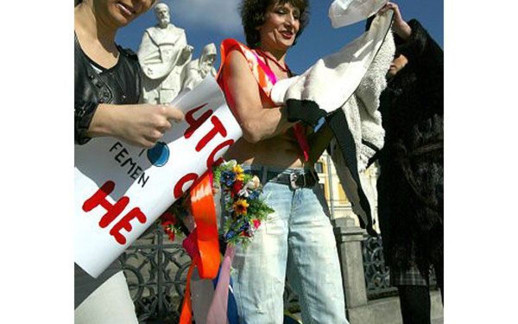 63-річна активістка руху FEMEN роздягнулася на Михайлівській площі у Києві на знак протесту проти підвищення пенсійного віку у жінок. / © УНІАН