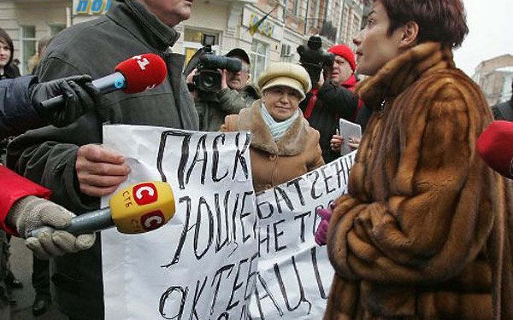 Ірина Ваннікова розмовляє з невідомим, який образив екс-президента / © УНІАН