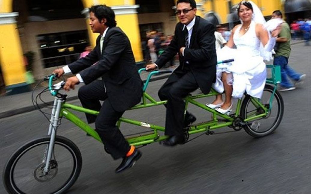 Перу, Ліма. Подружжя їде на велосипеді містом після вступу в шлюб на День Святого Валентина. / © AFP