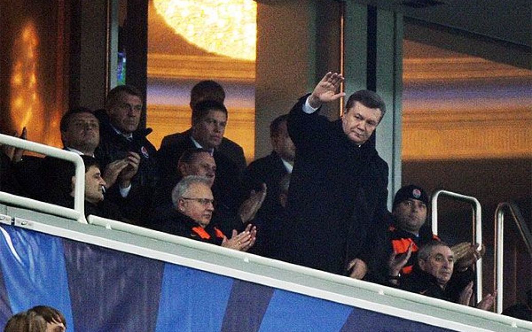 Віктор Янукович вітає уболівальників / © ФК "Шахтар"