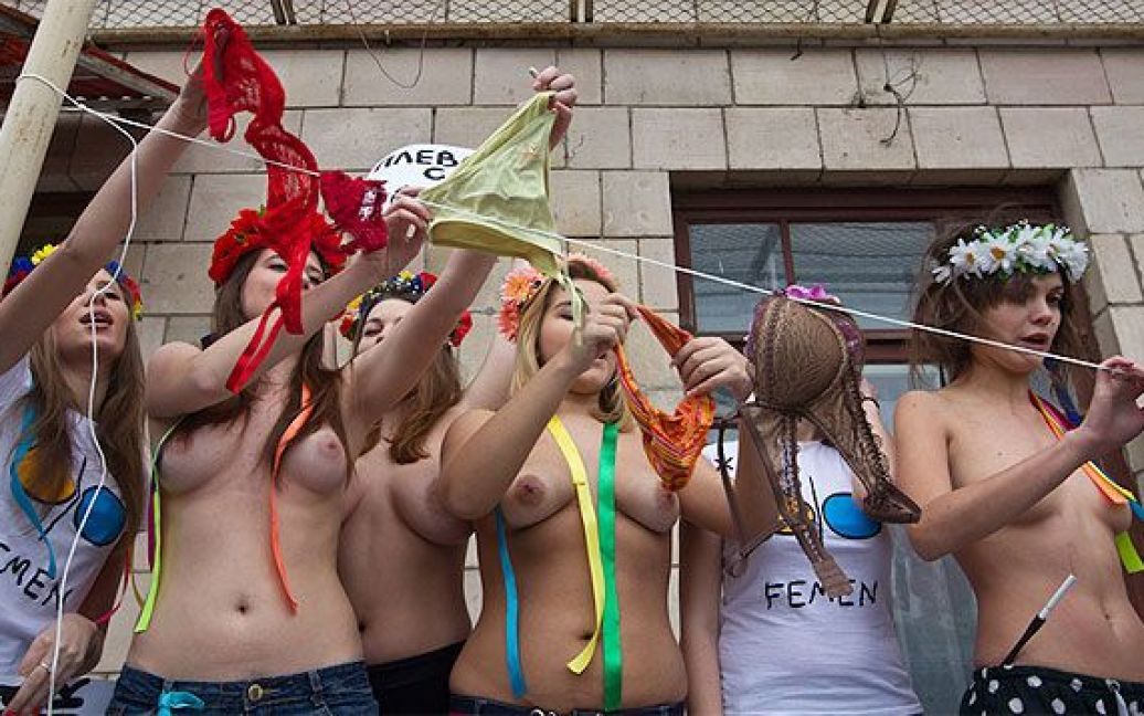 FEMEN провів топлес-протест під гаслами "Балкон це приватна власність" і "Існує бунтівний балкон" навпроти будівлі КМДА. / © Жіночий рух FEMEN