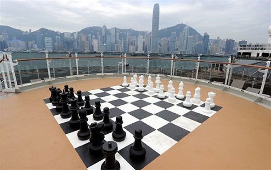 Китай, Гонконг. Великі шахи, встановлені на борту круїзного корабля королеви Єлизавети, який нещодавно був спущений на воду. Корабель здійснює свій перший світовий круїз. / © AFP