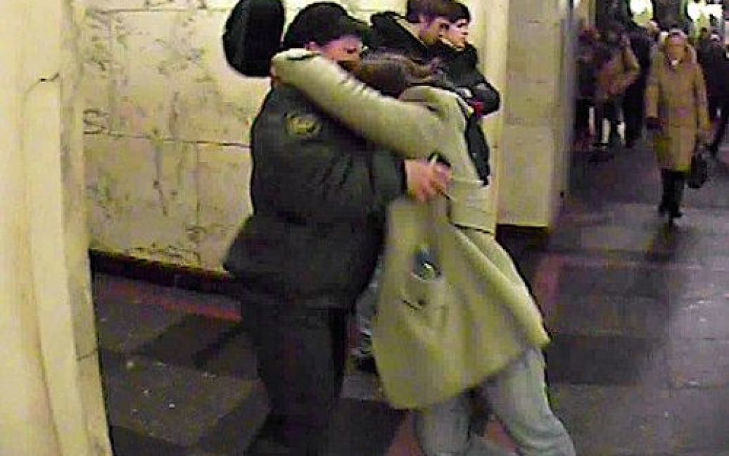 Дівчата з гаслом "Цілуй мусора" кидалися з обіймами і поцілунками на жінок-правоохоронців в центрі Москви. / © wisegizmo.livejournal.com
