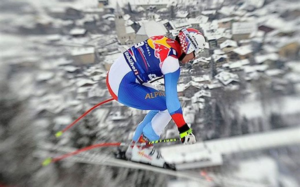 Австрія, Кітцбюель. Швейцарський спортсмен Тобіас Грюненфельд виконує стрибок під час тренування на змаганнях зі швидкісного спуску в Кітцбюелі. / © AFP