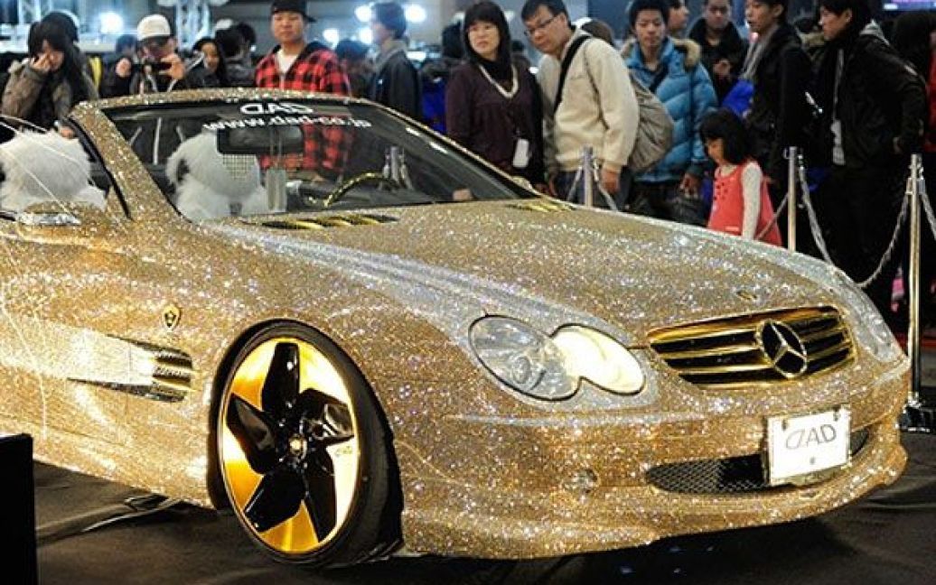 Японія, Чіба. Автомобіль Mercedes SL600, прикрашений 300 тисячами кристалів Сваровські, виставлений на Токійському автосалоні 2011 у передмісті Токіо. На найбільшому автосалоні в світі цього року представлені більше 600 автоновинок. / © AFP