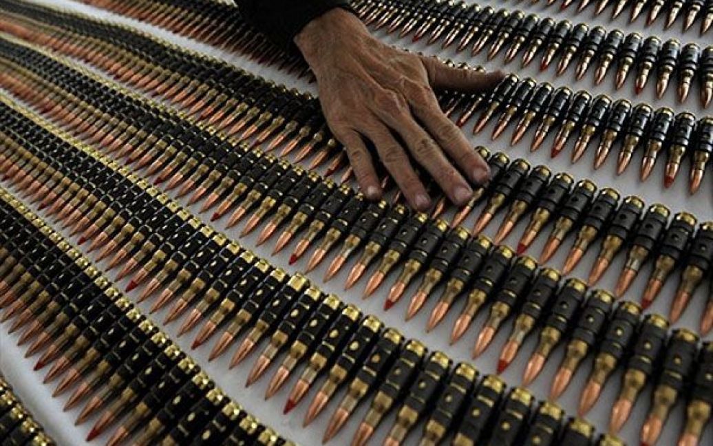 Колумбія, Калі. Боєприпаси для кулемету, вилучені у північному регіоні Вальє-дель-Каука, під час показу пресі у місті Калі. Колумбійська поліція захопила боєприпаси, які нібито належали партизанам Революційних збройних сил Колумбії. / © AFP