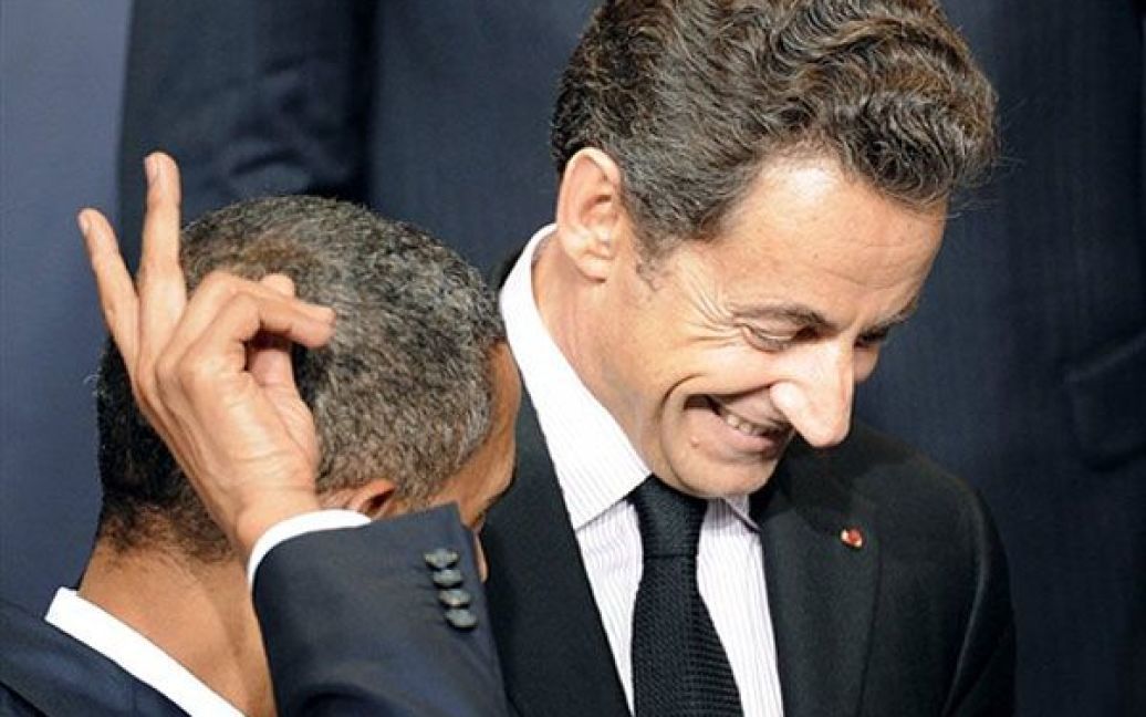 Португалія, Лісабон. Президент Франції Ніколя Саркозі жартує з
президентом США Бараком Обамою під час спільного фотографування після
засідання Північноатлантичної ради у Лісабоні, яке пройшло в рамках
саміту НАТО у Лісабоні. / © AFP