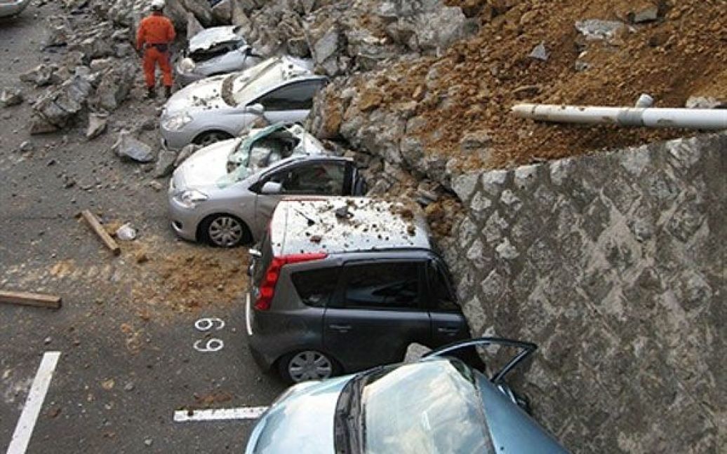 Японія, Сендай. Автомобілі, завалені зруйнованою стіною на парковці міста Міто, префектура Ібаракі. Землетрус, який стався в Японії, магнітудою 8,9 балів, викликав 10-метрові хвилі цунамі. / © AFP