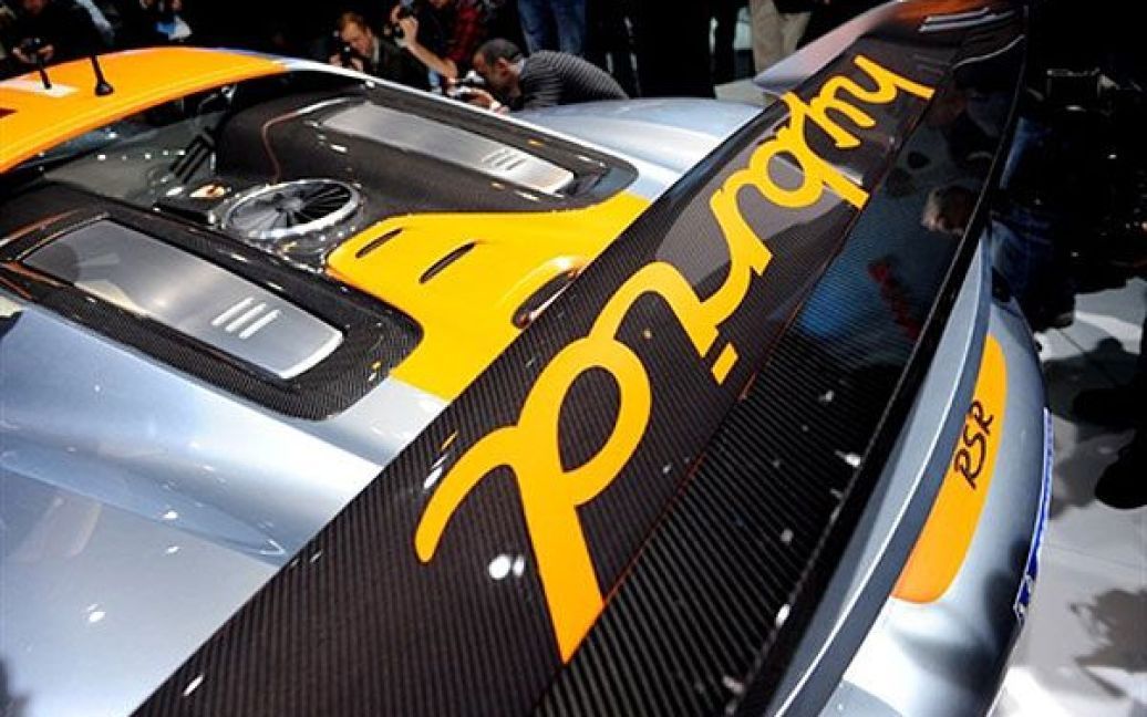 Перші представили Porsche 918 RSR, що став одним з найбільш технологічних автомобілів останнього часу. / © AFP