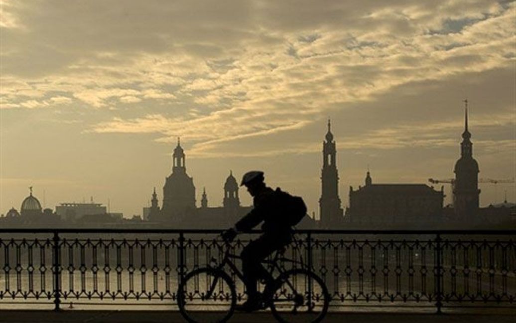 Німеччина, Дрезден. Велосипедист їде мостом Маріенбрюке у Дрездені. / © AFP