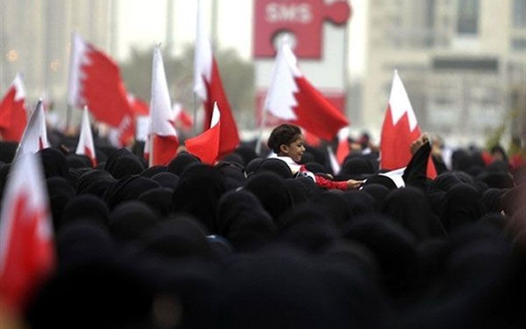 Бахрейн, Манама. Бахрейнські шиїтські антиурядові демонстранти беруть участь у мітингу в пам&#039;ять про сімох людей, які були вбиті поліціцією під час репресивних заходів на Перлинній площі у Манамі. / © AFP