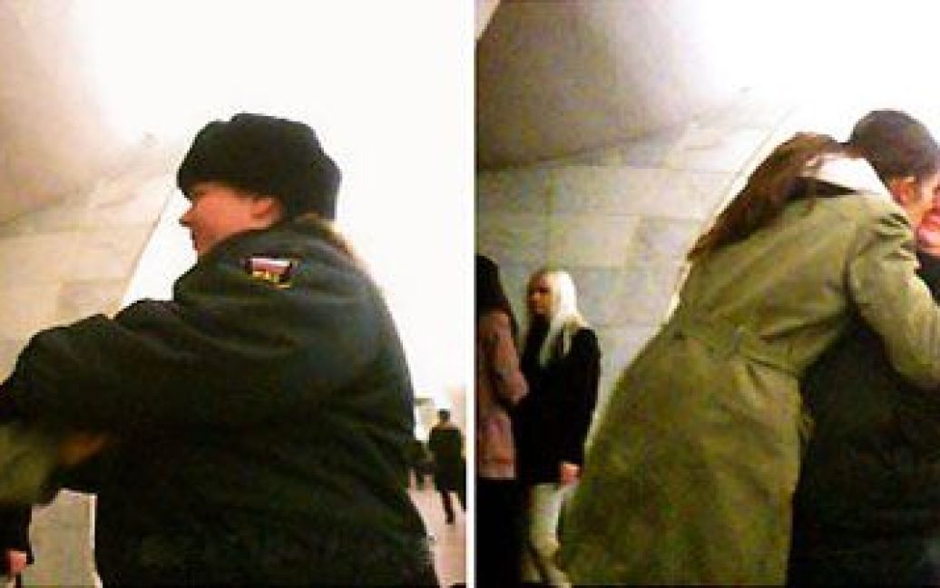 Дівчата з гаслом "Цілуй мусора" кидалися з обіймами і поцілунками на жінок-правоохоронців в центрі Москви. / © wisegizmo.livejournal.com