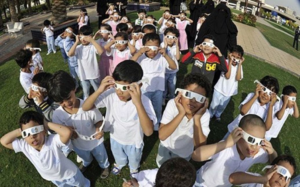 Мешканці Саудівської Аравії спостерігають сонячне затемнення / © AFP