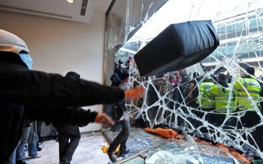 Демонстранти закидали поліцейських яйцями, камінням та пляшками. / © AFP