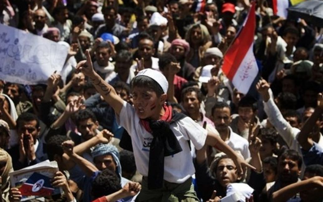 Ємен, Сана. Єменські антиурядові демонстранти беруть участь у акціях за повалення президента країни Алі Абдалли Салеха. Салех звинуватив своїх супротивників у організації протестів з метою розколу нації. / © AFP