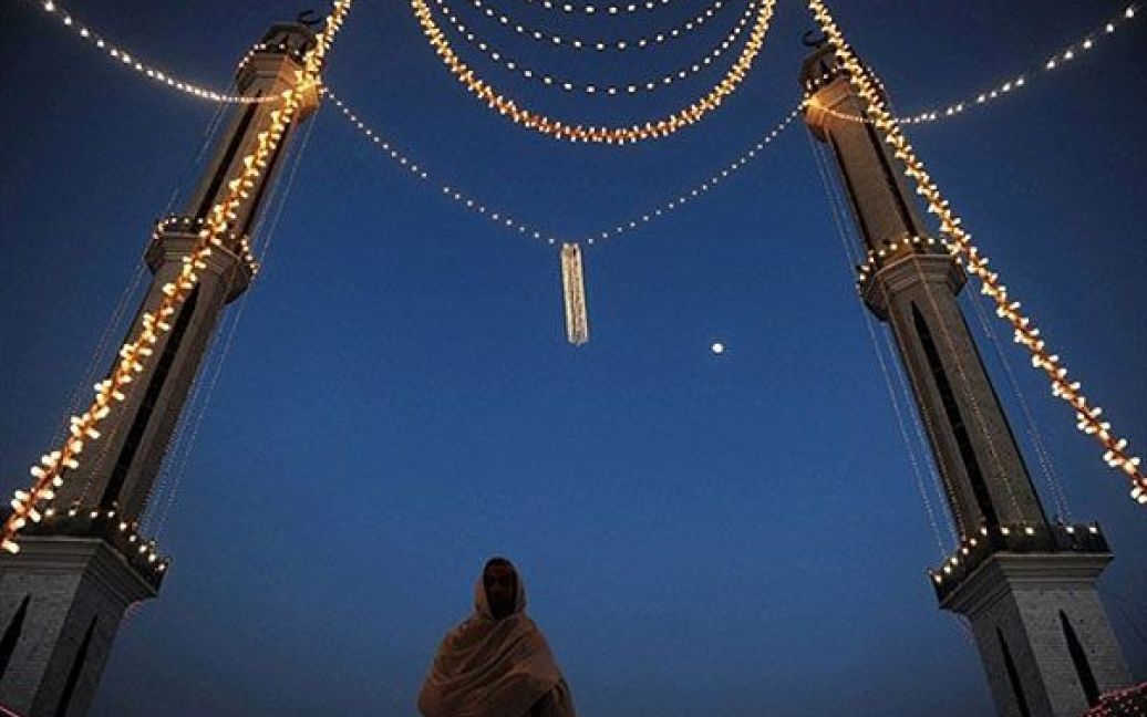 Пакистан, Пешавар. Пакистанські мусульмани у мечеті під час святкування Ід-е-Мілад-ун-Набі, дня народження пророка Мухаммеда, у Пешаварі. Мусульмани по всій країні відзначатимуть народження пророка Мухаммеда 16 лютого. / © AFP