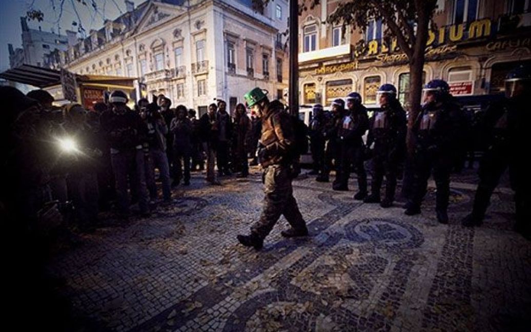 Португалія, Лісабон. Поліція слідкує за діями учасників антинатівської
акції протесту в центрі Лісабона. / © AFP