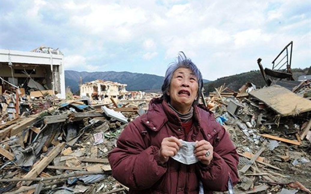 Японія, Рікузентаката. Літня жінка плаче поруч зі своїм зруйнованим будинком у місті Рікузентаката, префектура Івате. Жертвами руйнівного землетрусу і цунамі в Японії стали більше 18 тисяч людей, які загинули або пропали безвісті. / © AFP