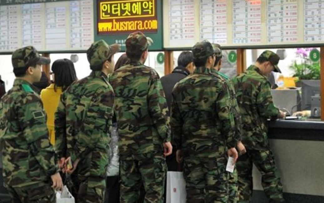 Міністр оборони Південної Кореї пішов у відставку після інциденту з КНДР, а КНДР пригрозила Південній Кореї новим ударом. / © AFP