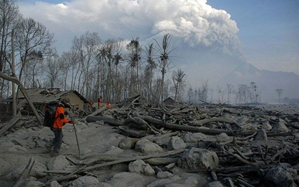 Індонезія, Слеман. Члени пошуково-рятувальної команди з Джокьякарти розшукують жертв виверження вулкана Мерапі, який досі викидає гаряче повітря і попіл. / © AFP