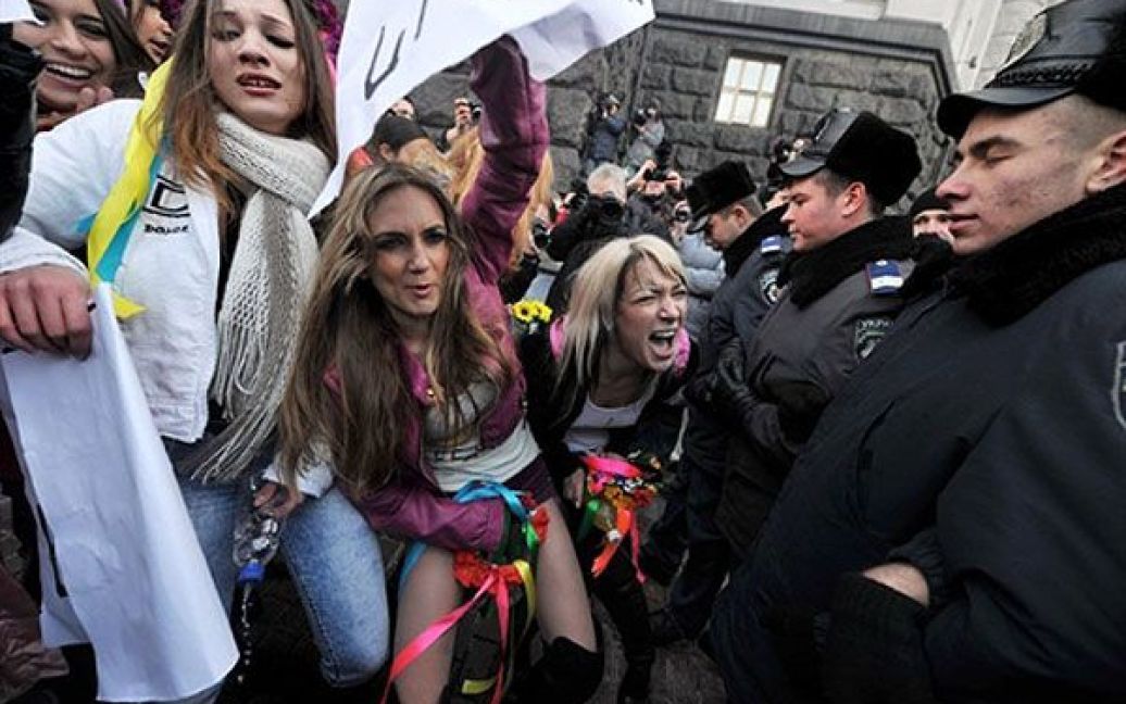 Акцію протесту присвятили тому, що прем&rsquo;єр-міністр Микола Азаров не виконав свою обіцянку ввести жінок до складу Кабінету Міністрів. / © AFP