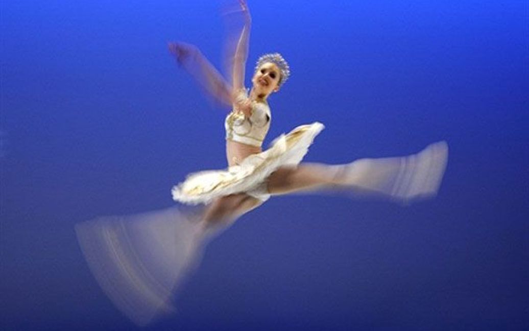 Швейцарія, Лозанна. Австралійська балерина Кортні МакКеон виступає у півфіналі 39-го Міжнародного конкурсу артистів балету "Приз Лозанни", який є конкурсом для молодих танцюристів у віці від 15 до 18 років, які ще не є професіоналами / © AFP