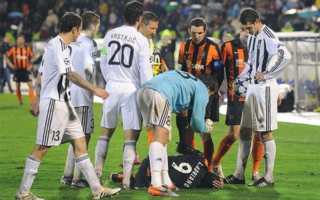 Луїс Адріано після зіткнення з гравцями "Партизана" / © ФК "Шахтар"