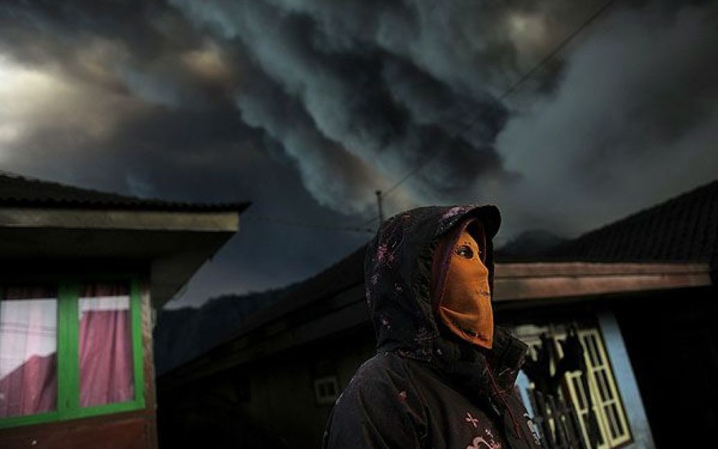 Третє місце у номінації "Природа". Індонезієць, одягнений у захисну маску від попелу, у селищі Семоро Лаванг, поблизу діючого вулкана Бромо, Ява. (Christophe Archambault, AFP, Getty Images) / © Worldpressphoto