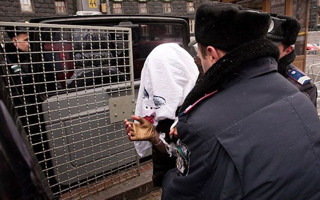 Охорона Кабміну затримала "кровосісю" і передала її працівникам Печерського РУВС. / © Жіночий рух FEMEN