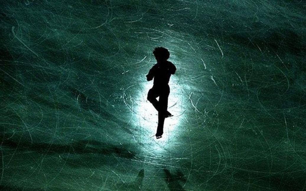 Швейцарія, Берн. Фігурист з Монако Кім Люсьєн виконує вільну програму під час попереднього раунду Чемпіонату Європи з фігурного катання. / © AFP