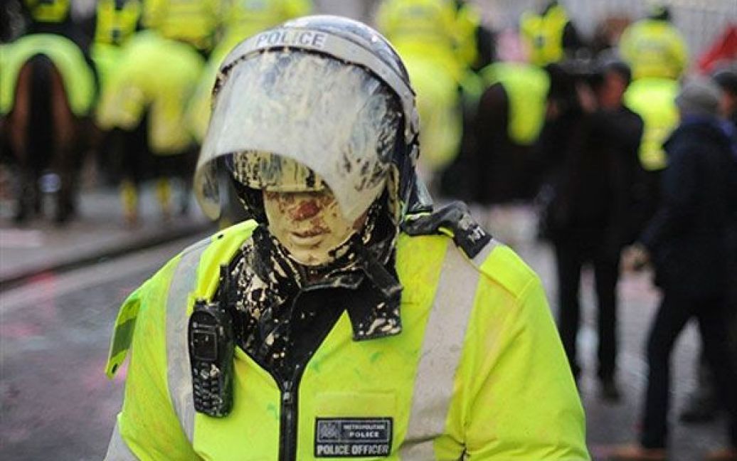 Великобританія, Лондон. Британського поліцейського зі спецпідрозділу залили фарбою під час студентських демонстрацій у Лондоні. / © AFP