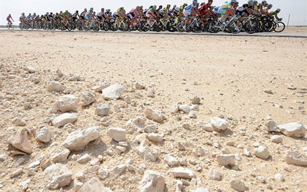 Катар, Доха. Велосипедисти змагаються під час другого етапу на 135,5 км гонки Camel Race Track. / © AFP