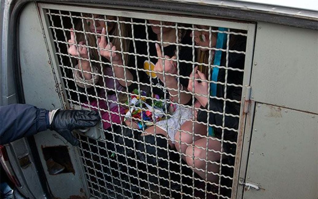 Співробітники Шевченківського РУВС затримали активісток FEMEN, незважаючи на офіційну заявку на проведення акції. / © AFP