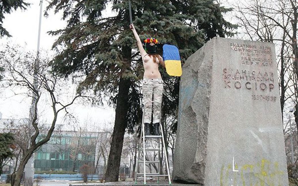 Активістка жіночого руху FEMEN в образі "Батьківщини-мачухи" під час моно-мітингу в центрі Києва. / © Жіночий рух FEMEN