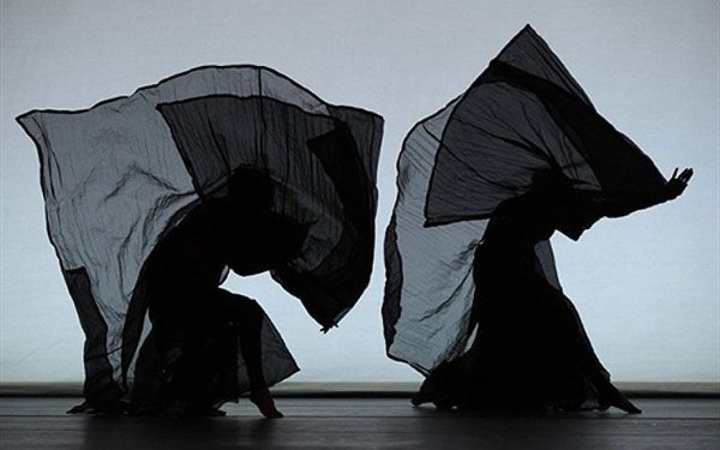США, Нью-Йорк. Танцюристи з балету "Martha Graham Dance Company" виконують сцену з вистави "Сніг на Меса (Портрет Марти)" у театрі Роуз. / © AFP