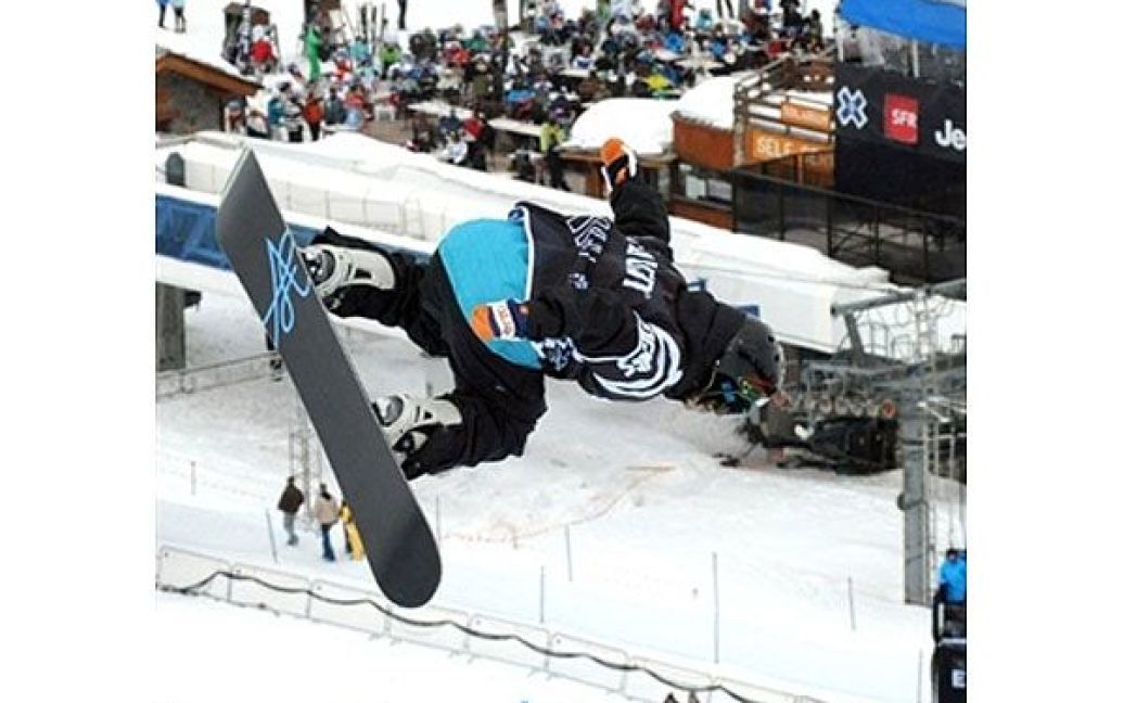 Франція, Тінь. Американський спортсмен Луї Віто виступає під час змагань серед чоловіків на сноуборді у стилі Superpipe на європейських зимових X-Games. / © AFP
