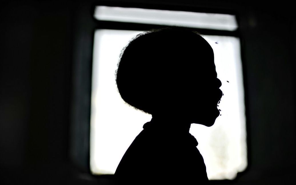 Дворічний Доал, що страждає від недоїдання, обліплений мухами, у лікарні суданського міста Акобе. Місцеве населення страждає від наслідків посухи і племінних конфліктів. Гуманітарні організації назвали Акобе "найголоднішим місцем на Землі". (ROBERTO SCHMIDT / AFP / Getty Images) / © The Boston Globe