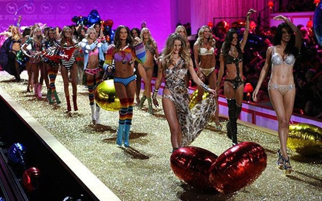 Цього року на подіум шоу Victoria&#039;s Secret вийшли "ангели" Адріана Ліма, Шанель Іман, Кароліна Куркова, Алессандра Амбросіо та багато інших / © AFP