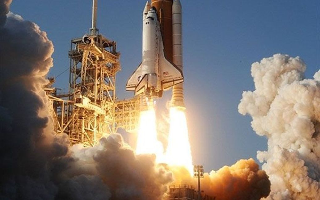 США, космічний центр Кеннеді. Космічний човник "Діскавері" стартує з космічного центру Кеннеді у Флориді під час своєї 39-ої та останньої подорожі до Міжнародної космічної станції. / © AFP