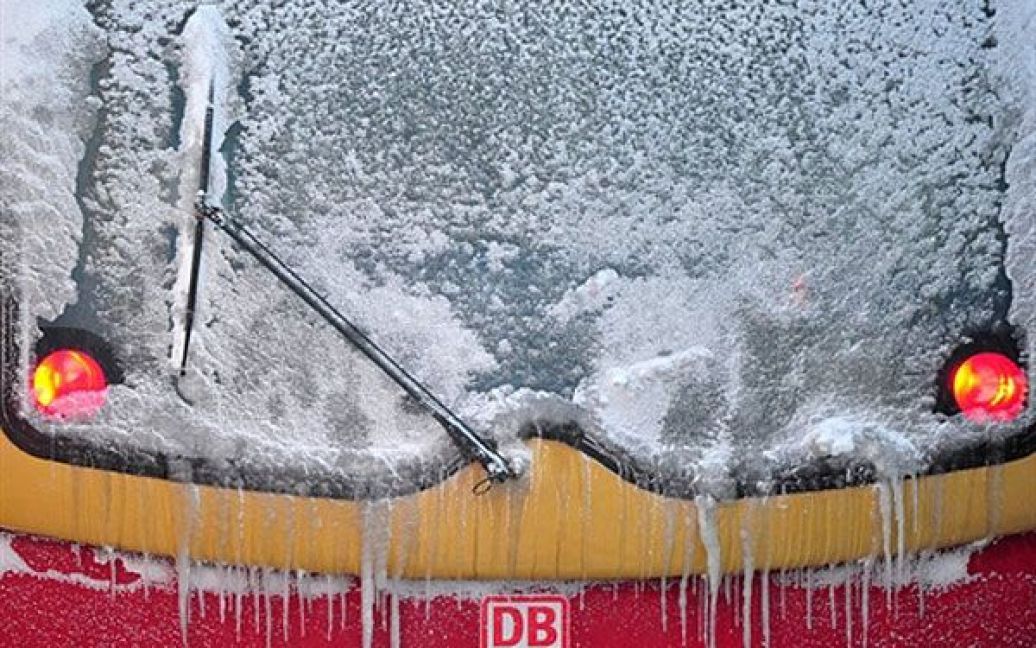 Німеччина, Берлін. Заднє вікно приміського поїзда S-Bahn німецької залізниці Deutsche Bahn, вкрите снігом і бурульками. Німецька столиця вкрита білою ковдрою снігу, що значно ускладнило приміські перевезення. / © AFP