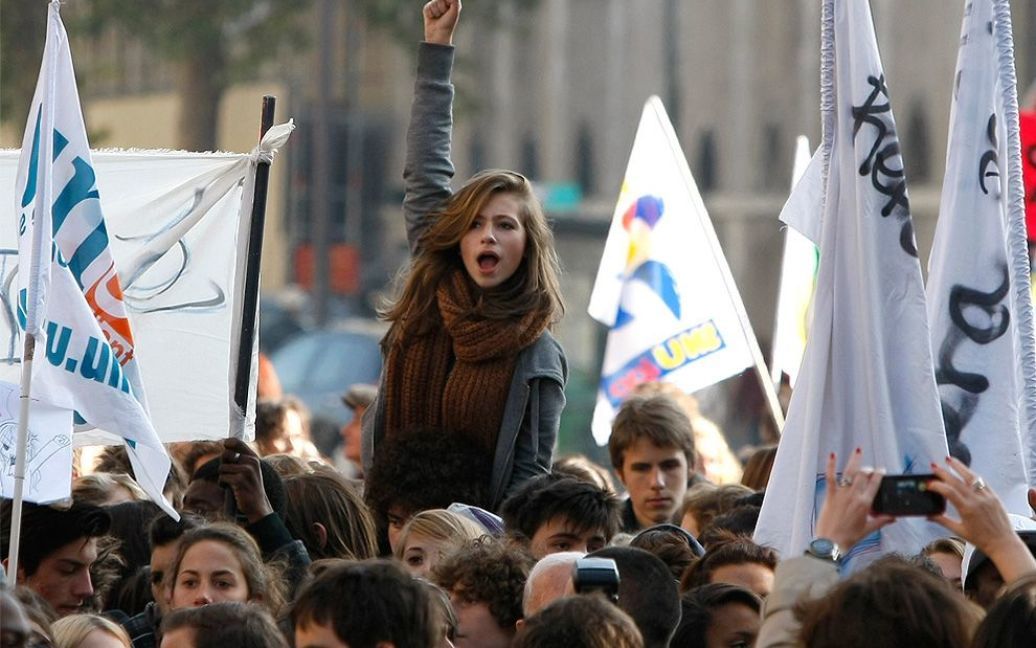 Студентка на демонстрації проти пенсійних реформ у Парижі 14 жовтня. (AP Photo / Francois Mori) / © The Boston Globe
