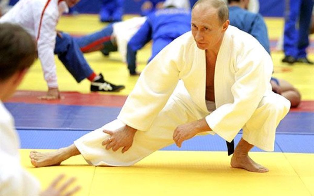 Спочатку Володимир Путін вийшов на килим із членами збірної Росії з дзюдо, а потім також попрактикуватися у греко-римській та вільній боротьбі. / © AFP