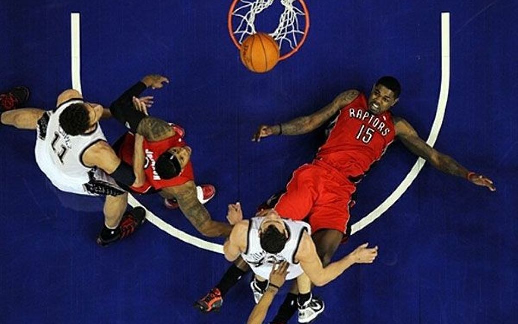 Великобританія, Лондон. Гравця "Toronto Raptors" Аміра Джонсона збили на підлогу під час баскетбольного матчу НБА між "Toronto Raptors" та "New Jersey Nets" на стадіоні "O2 Arena" у Лондоні. / © AFP